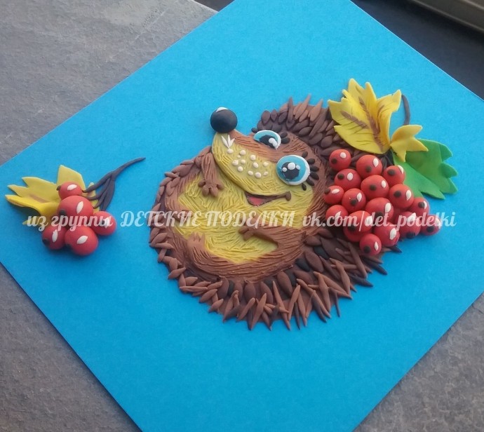 ​Пластилиновая аппликация "Ёжик и калина"