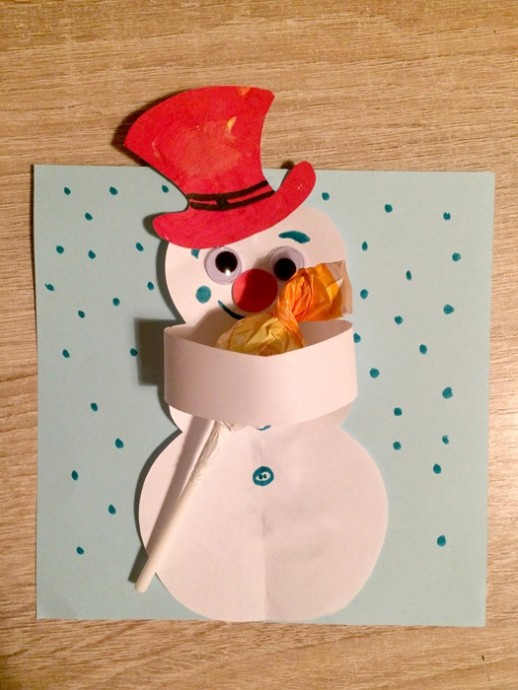 Зимняя аппликация "Снеговик с подарком"