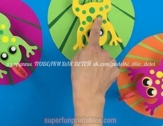 ​Лягушки-попрыгушки на бумажной пружинке