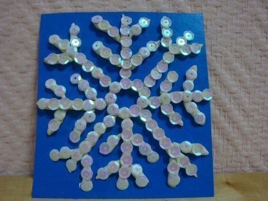 Снежинки из пластилина с пайетками