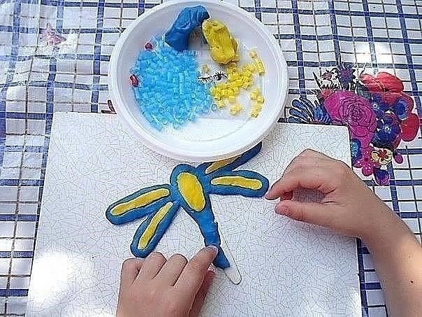 Мозаика на пластилине из трубочек для напитков Мозаика на пластилине из трубочек для напитков