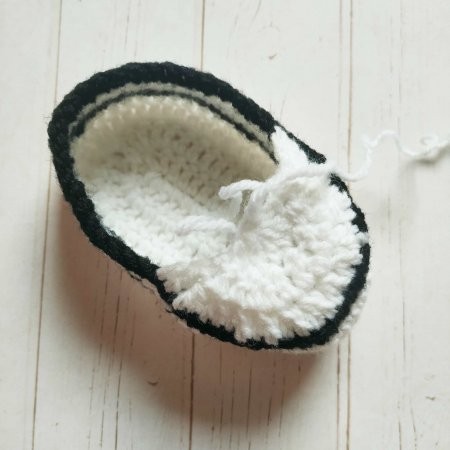 Вяжем обувь для игрушек "конверсы" крючком Вяжем обувь для игрушек "конверсы" крючком