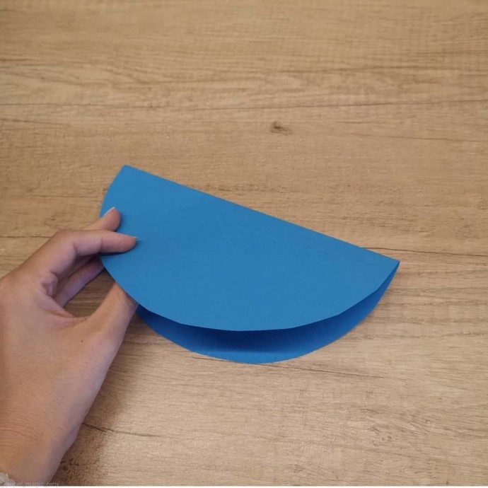 ​Акула из цветной бумаги, которая умеет стоять сама по себе