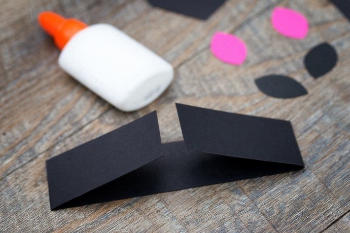 Черная кошка из цветной бумаги Черная кошка из цветной бумаги