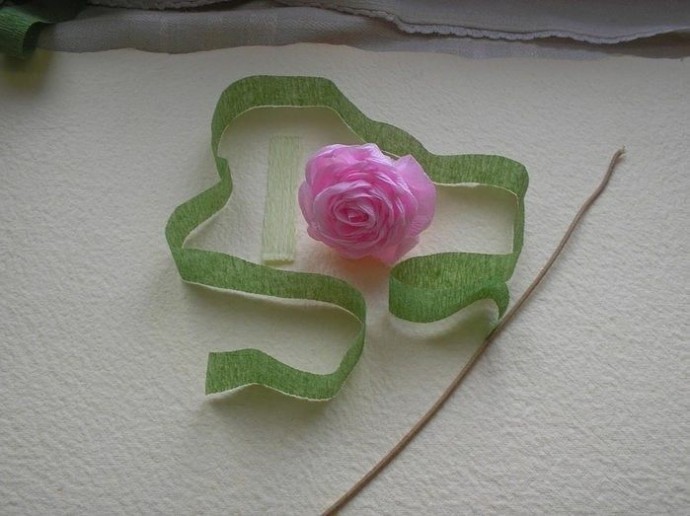Красивая роза из гофрированной бумаги