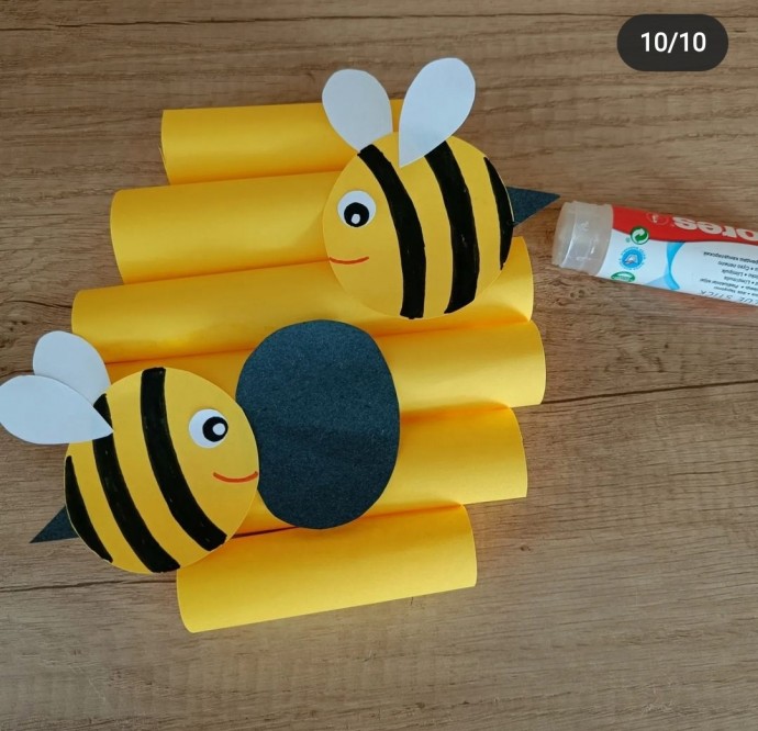 Пчёлки на фоне бумажных трубочек