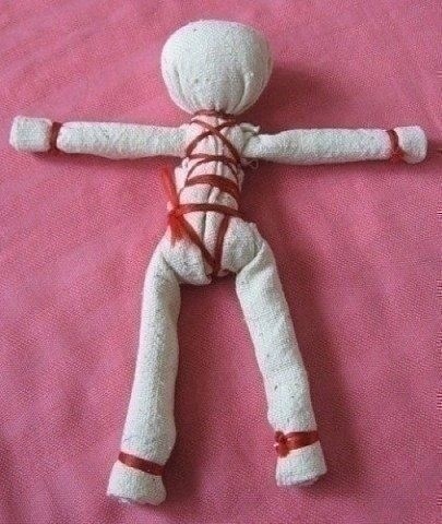 Тряпичная куколка-оберег в вышитом фартуке