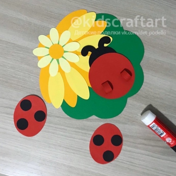 ​Божья коровка на цветке