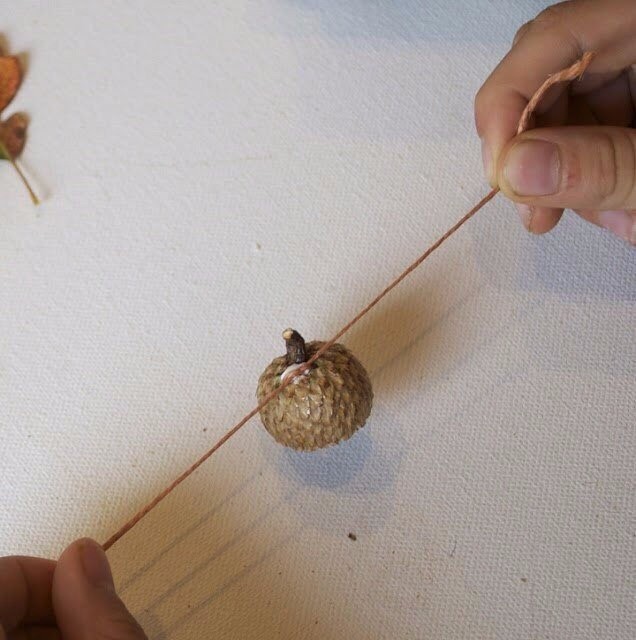 Лесная фея из шишки и желудей