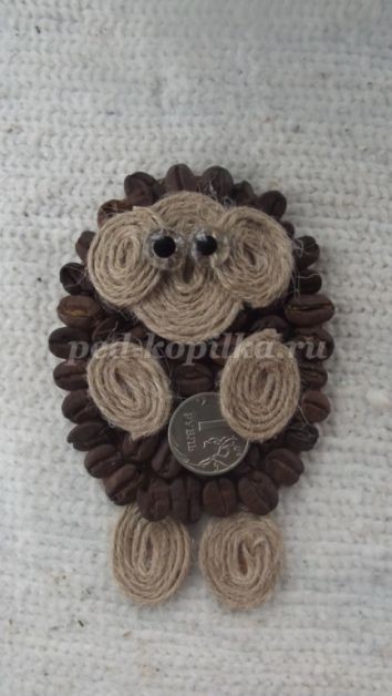 ​Магнит "Овечка" из кофейных зерен детскими руками: часть 2