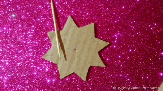Мастерим с детьми елочную игрушку — звёздочку из фоамирана Мастерим с детьми елочную игрушку — звёздочку из фоамирана