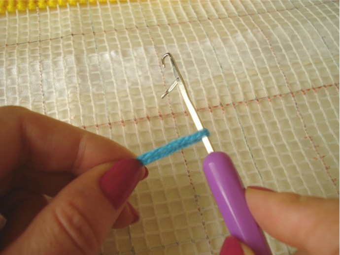 Вышивка в ковровой технике: мишка