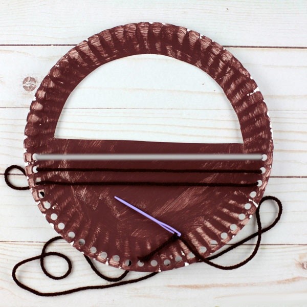 Поделка из одноразовой картонной тарелки "Корзина яблок" Поделка из одноразовой картонной тарелки "Корзина яблок"