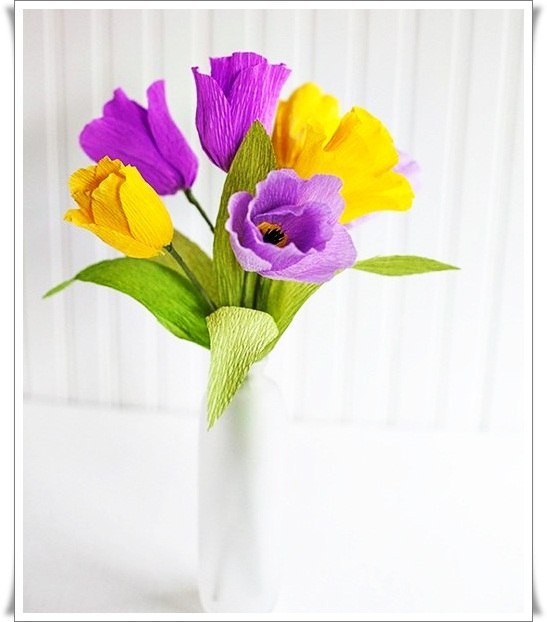 Разноцветный букетик тюльпанов из цветной гофрированной бумаги Разноцветный букетик тюльпанов из цветной гофрированной бумаги