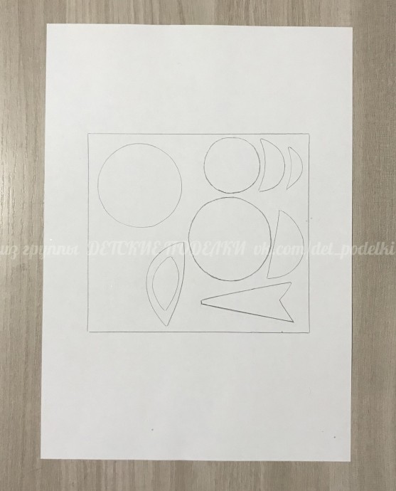 ​Воробушек из цветной бумаги и ватных дисков