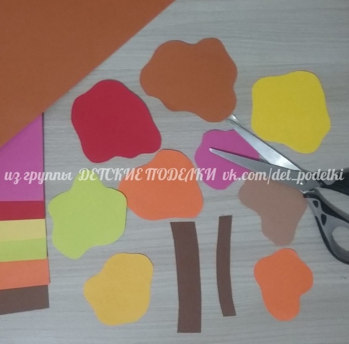 Осеннее деревце, плачущее листьями