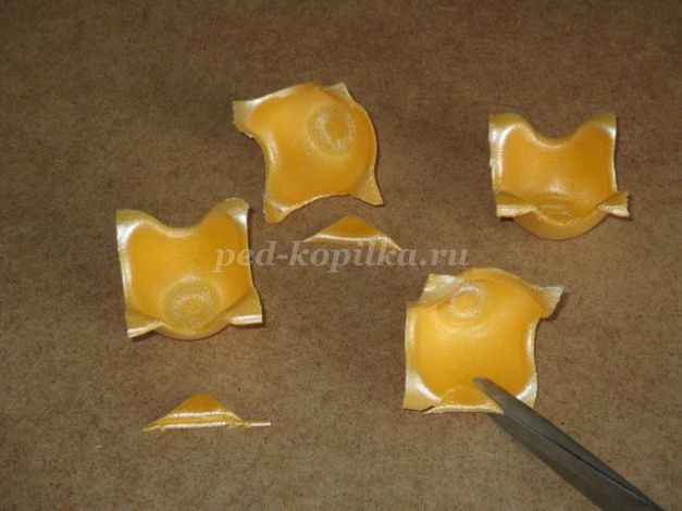 Изготовление тюльпанов из бросового материала: часть 1