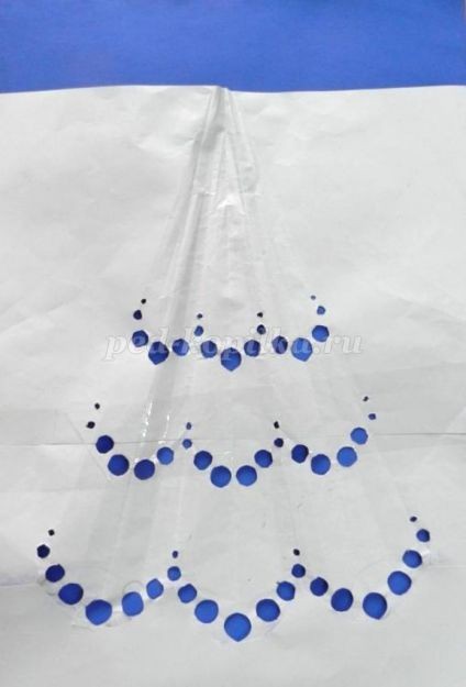 ​Рисуем невероятно красивую ёлочку белую на синем фоне: часть 4