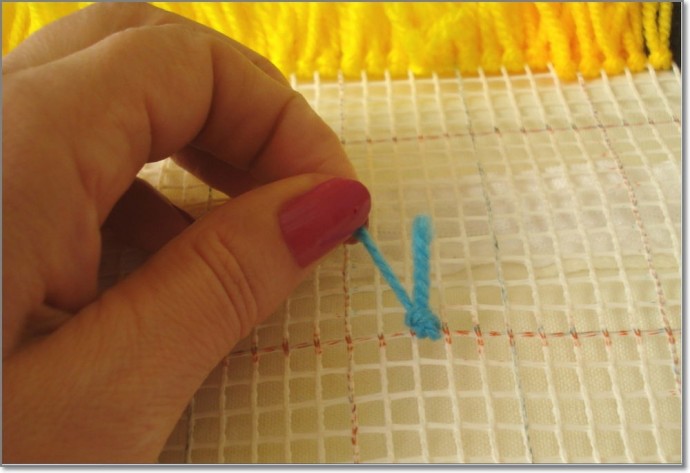 Вышивка в ковровой технике: мишка