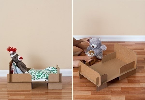 Кукольная кроватка из картонной коробки