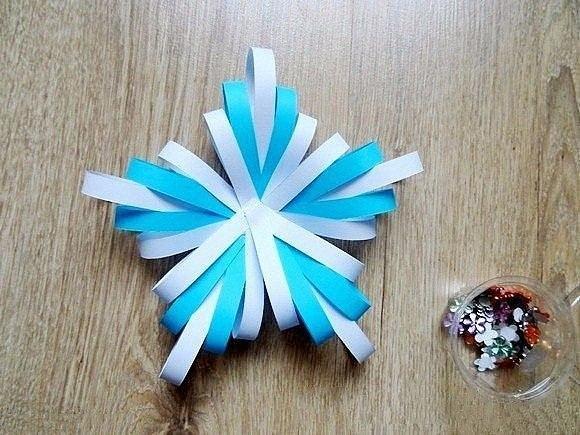 Объемная снежинка из бумажных полос