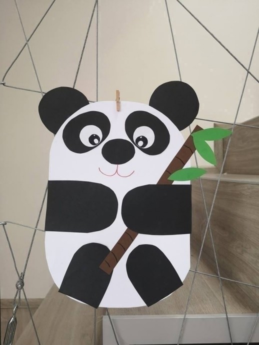 ​Панда с веточкой бамбука