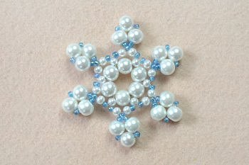 Снежинка из бисера и бусин