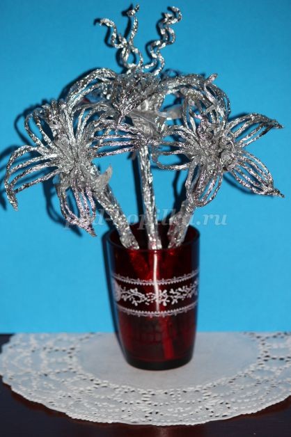 Букет из лилий из фольги детскими руками: часть 2