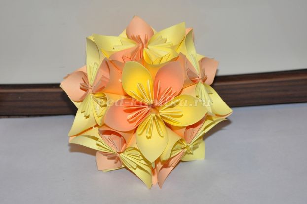 Кусудама: бумажный цветочный шар Кусудама: бумажный цветочный шар