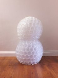 Снеговик из пластиковых стаканчиков Снеговик из пластиковых стаканчиков