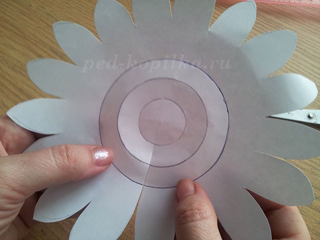 Ромашки из бумаги: мастер-класс, часть 1