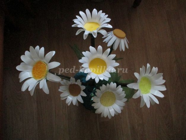 Ромашки из бросового материала детскими руками: часть 5