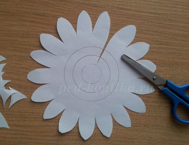 Ромашки из бумаги: мастер-класс, часть 1