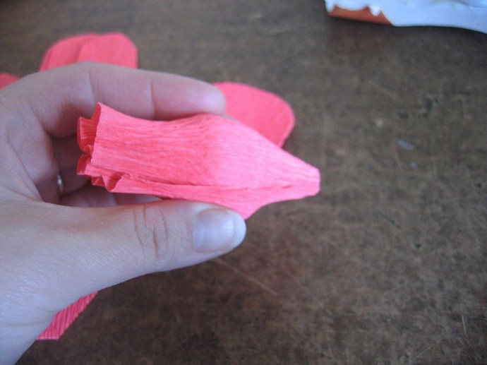 Как сделать с ребенком розу из конфеты с гофрированной бумагой