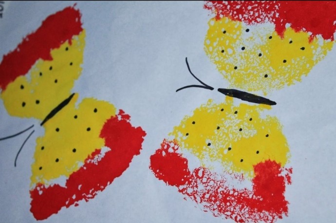 Рисуем с детьми разных бабочек губкой