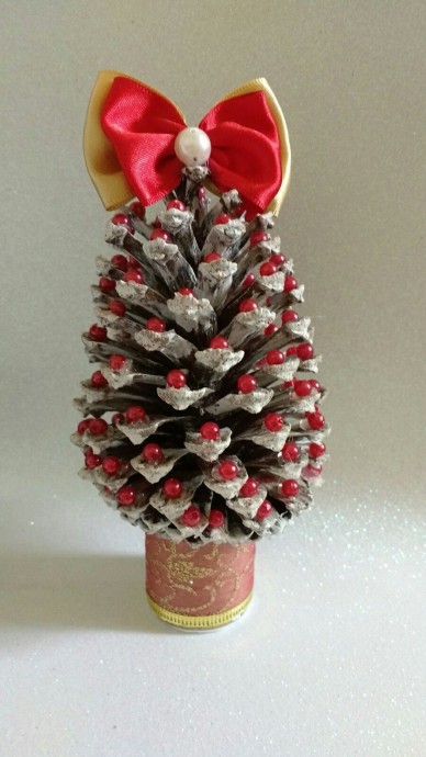 Изумительные ёлочки из шишек