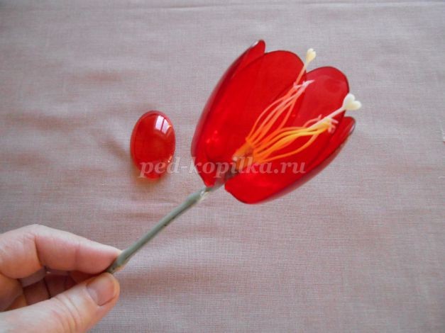 ​Красные тюльпаны из пластиковых ложек: часть 1