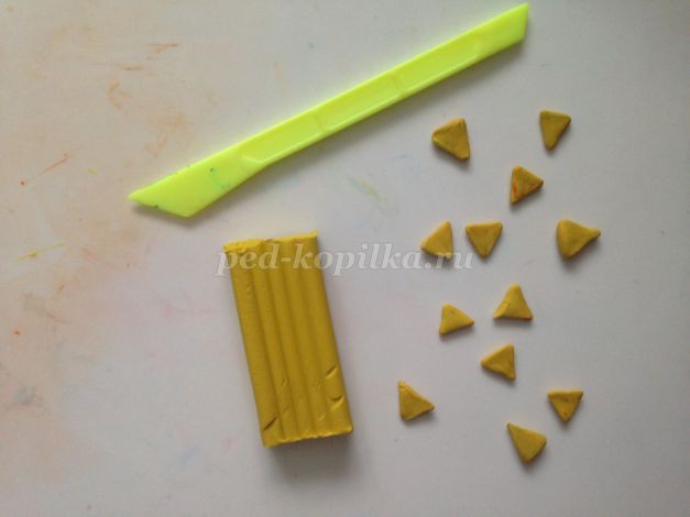 Новогодняя аппликация из пластилина "Новогодний шар"