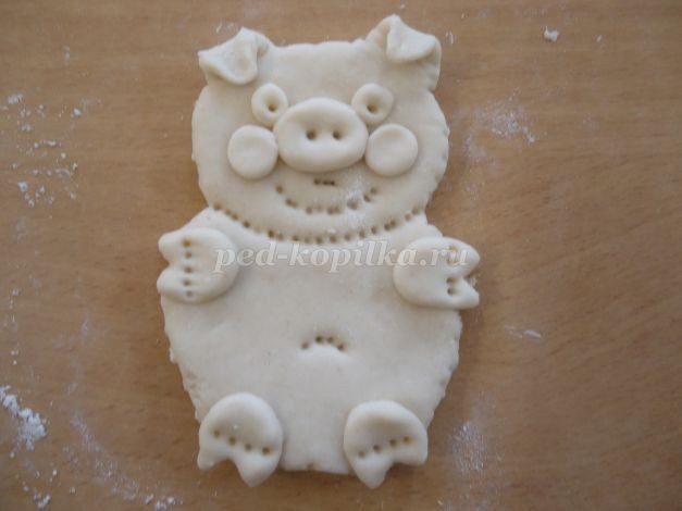 Поросёнок из солёного теста детскими руками Поросёнок из солёного теста детскими руками