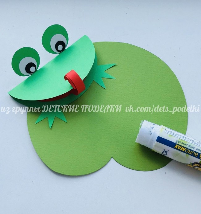 ​Стрекоза и лягушка на кувшинке