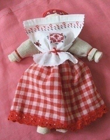 Тряпичная куколка-оберег в вышитом фартуке