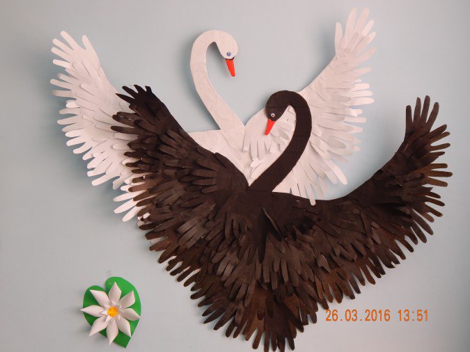 Лебеди из бумажных ладошек 0