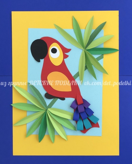 ​Объемный попугай среди листьев