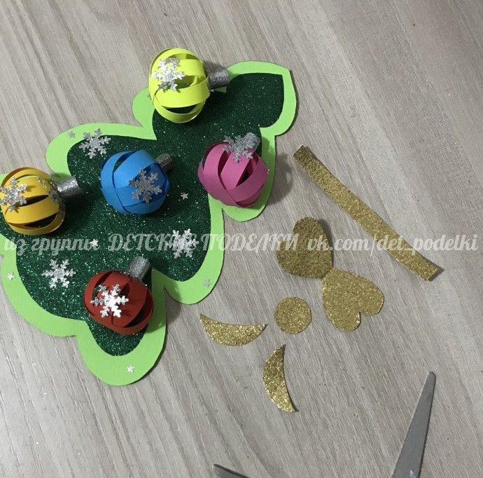 Ёлочка-подвеска с объемными шариками