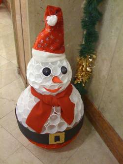 Снеговик из пластиковых стаканчиков Снеговик из пластиковых стаканчиков