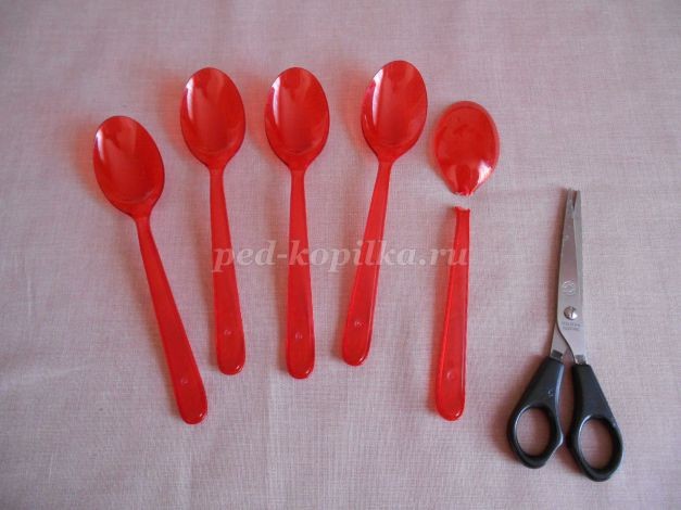 ​Красные тюльпаны из пластиковых ложек: часть 1