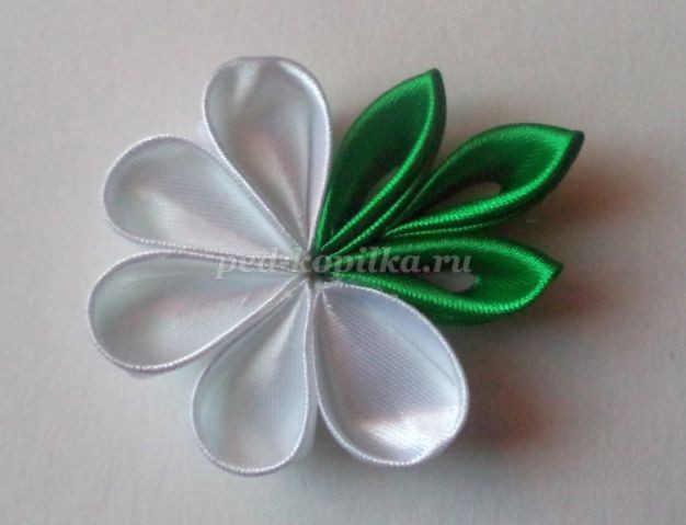 ​Лента для косы с цветами канзаши детскими руками: часть 2