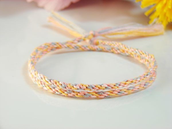 Плетение фенечек с помощью круга