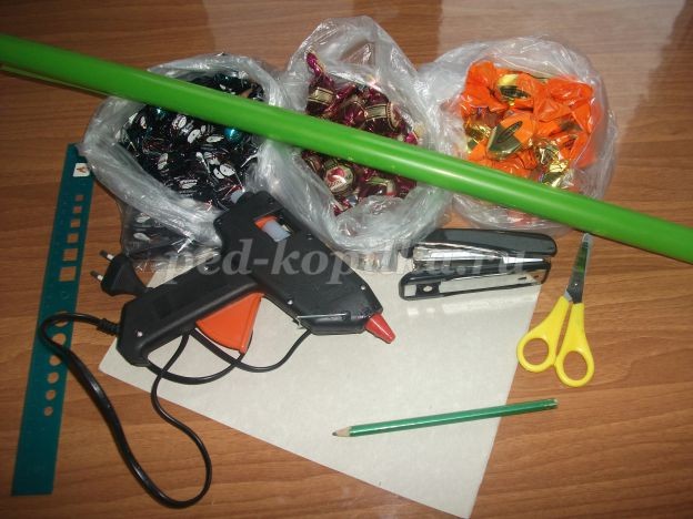 Ёлочка из конфет: мастер-класс, часть 1