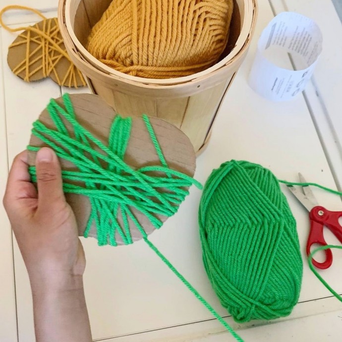 Забавные яблочки из картона и пряжи Забавные яблочки из картона и пряжи